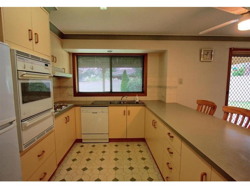 42 Oleander Crescent, Lake Albert NSW 2650