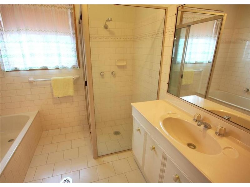 42 Oleander Crescent, Lake Albert NSW 2650