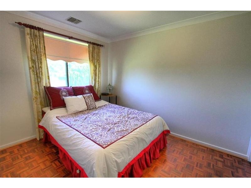 8 Birch Road, Lake Albert NSW 2650