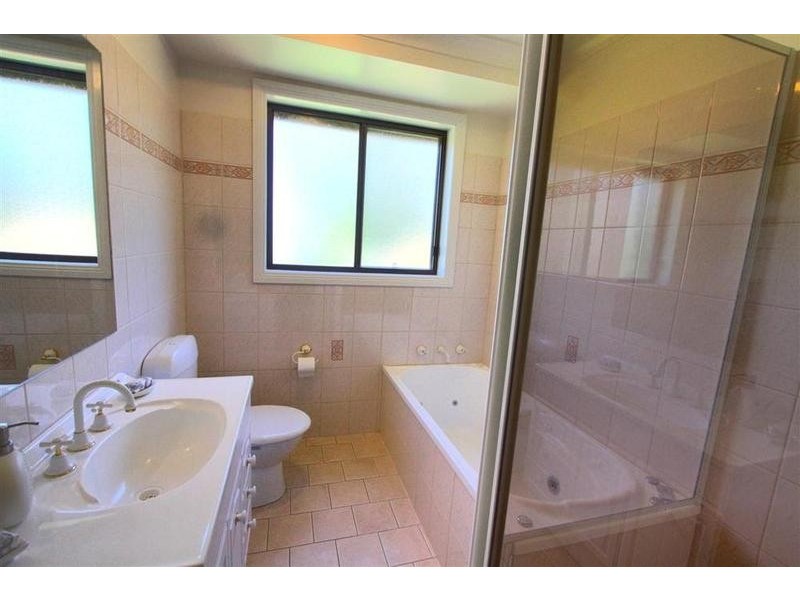 8 Birch Road, Lake Albert NSW 2650