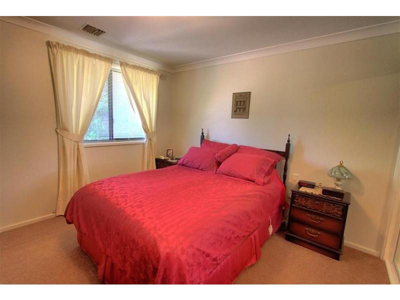 8 Birch Road, Lake Albert NSW 2650