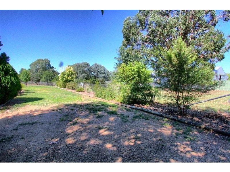 8 Birch Road, Lake Albert NSW 2650