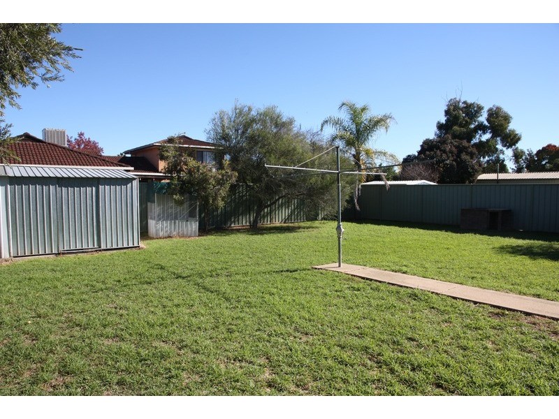 2 Huron Crescent, Lake Albert NSW 2650