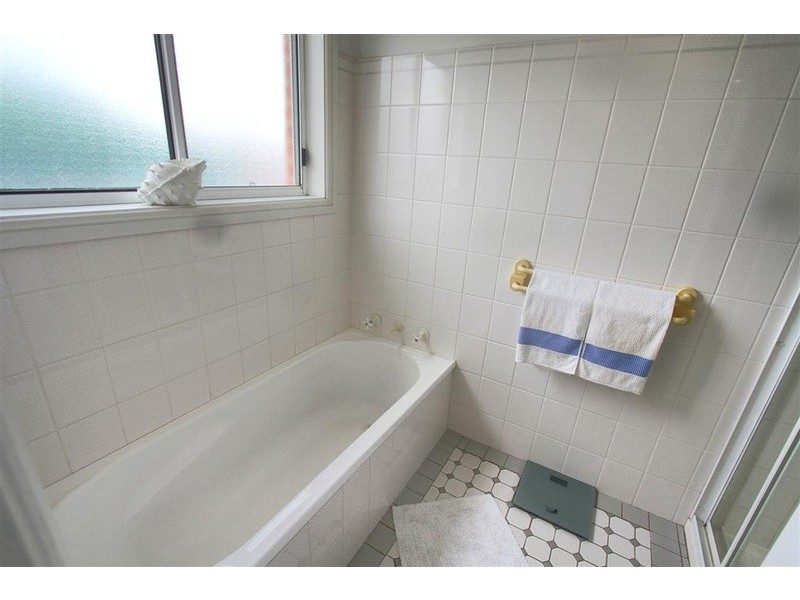1 Jabiru Place, Glenfield Park NSW 2650