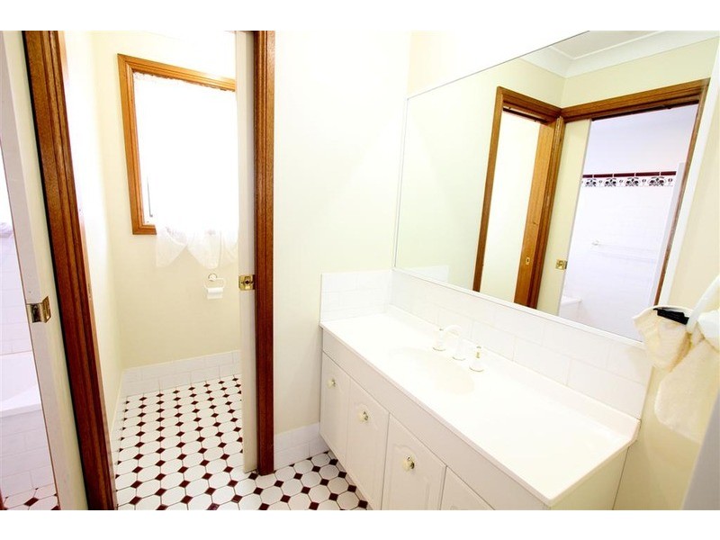 12 Kincora Place, Bourkelands NSW 2650