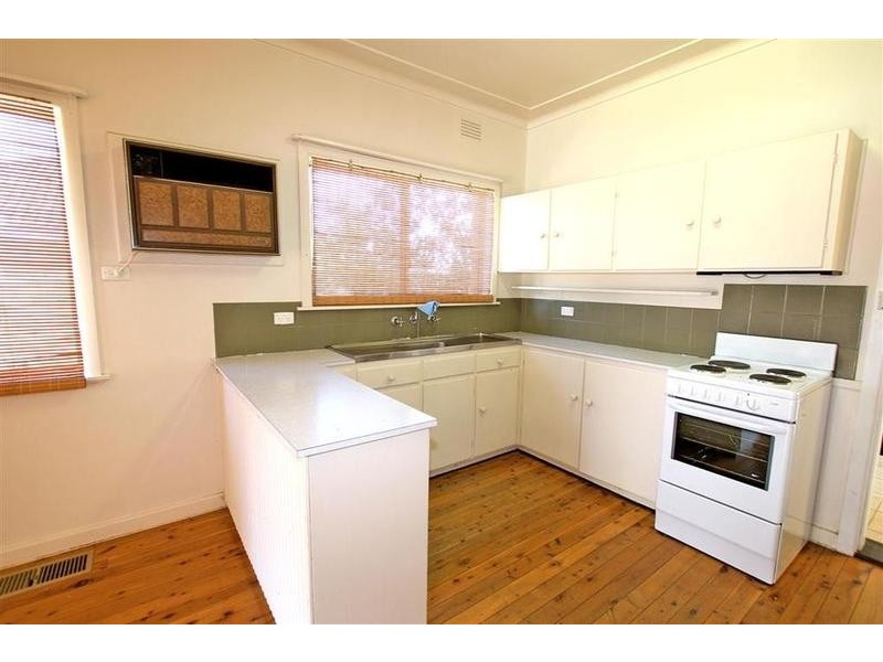 11 White Avenue, Kooringal NSW 2650