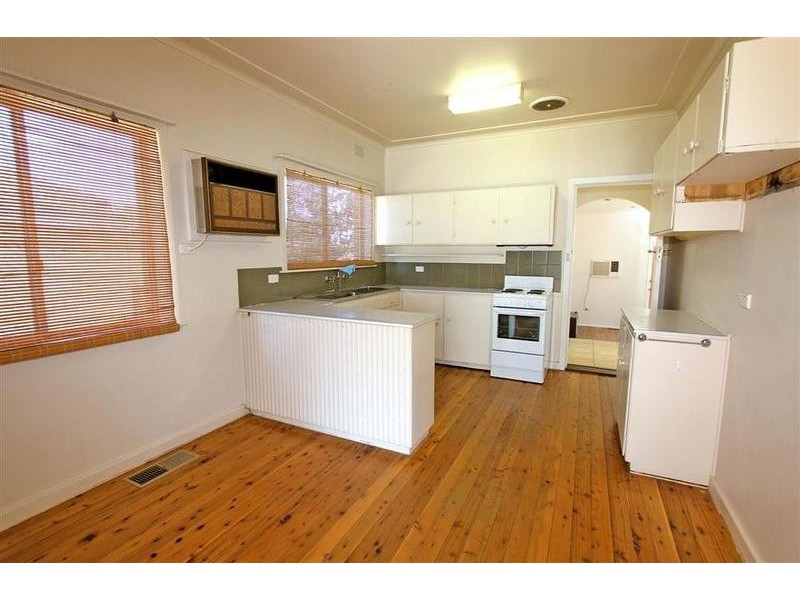 11 White Avenue, Kooringal NSW 2650
