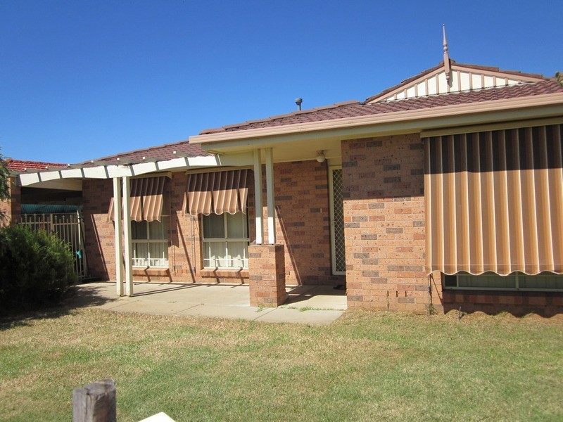 10 Yentoo Drive, Glenfield Park NSW 2650