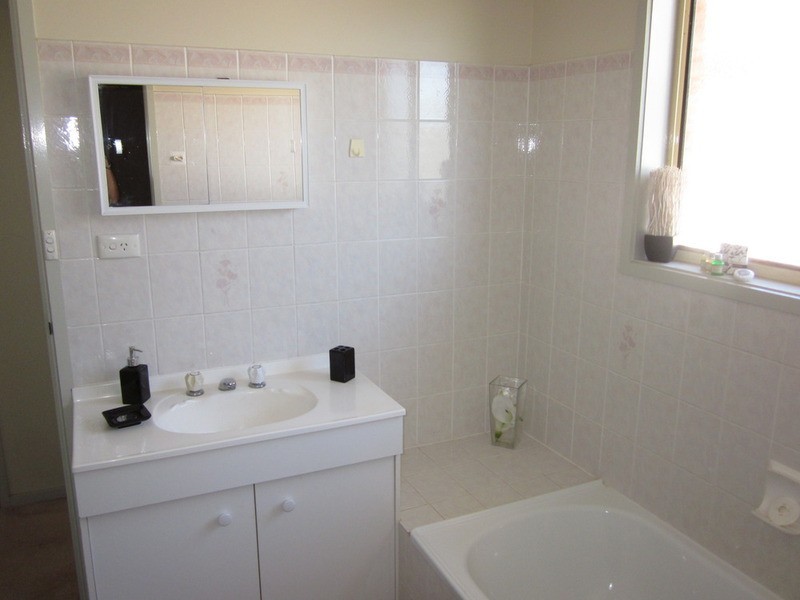 10 Yentoo Drive, Glenfield Park NSW 2650