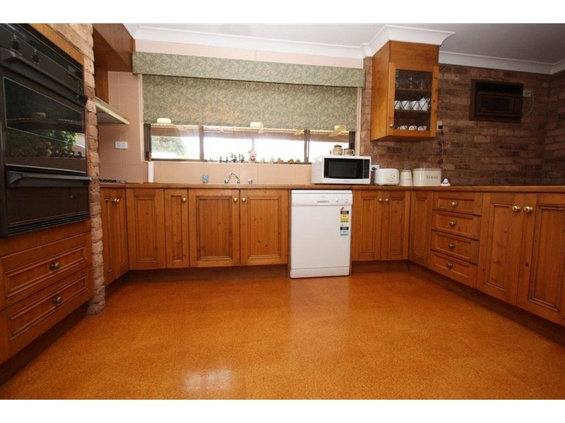 15 Eastlakes Drive, Lake Albert NSW 2650