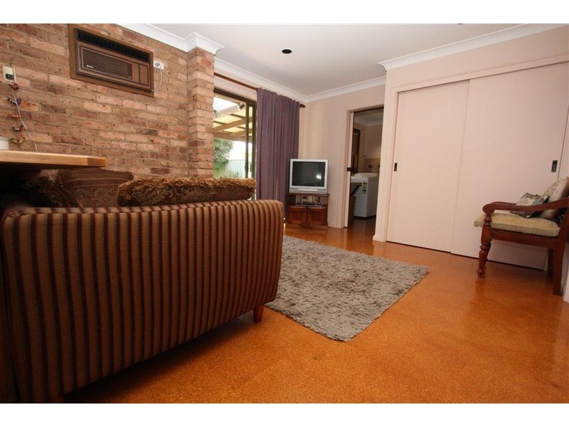 15 Eastlakes Drive, Lake Albert NSW 2650