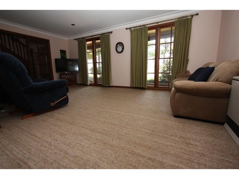 15 Eastlakes Drive, Lake Albert NSW 2650