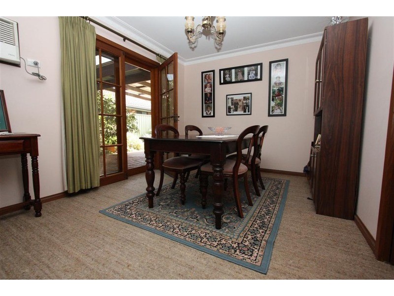 15 Eastlakes Drive, Lake Albert NSW 2650