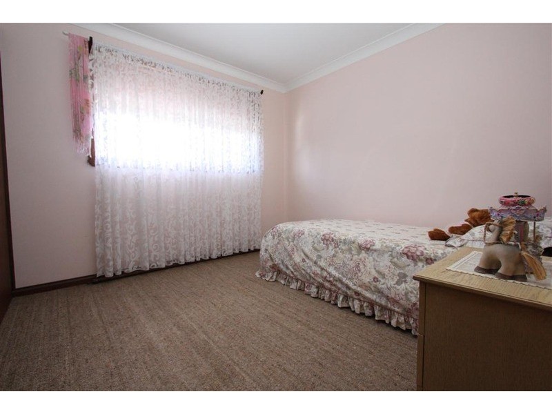 15 Eastlakes Drive, Lake Albert NSW 2650