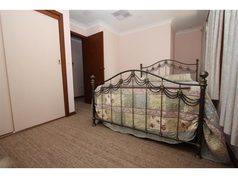 15 Eastlakes Drive, Lake Albert NSW 2650