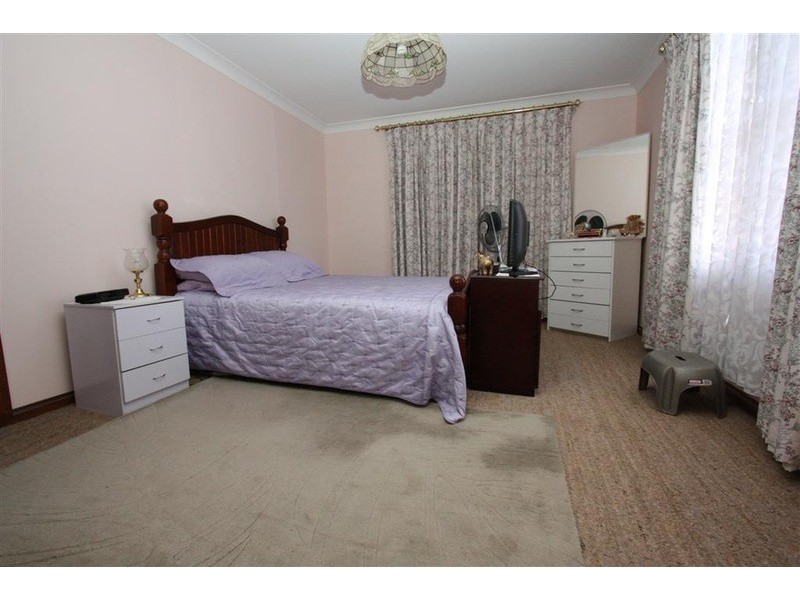15 Eastlakes Drive, Lake Albert NSW 2650
