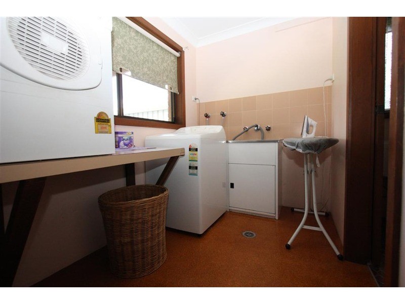 15 Eastlakes Drive, Lake Albert NSW 2650