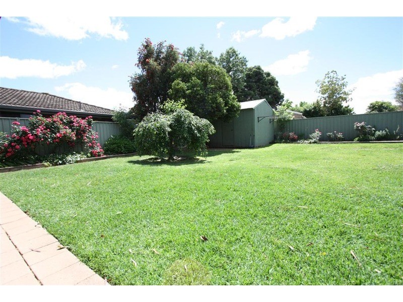 15 Eastlakes Drive, Lake Albert NSW 2650