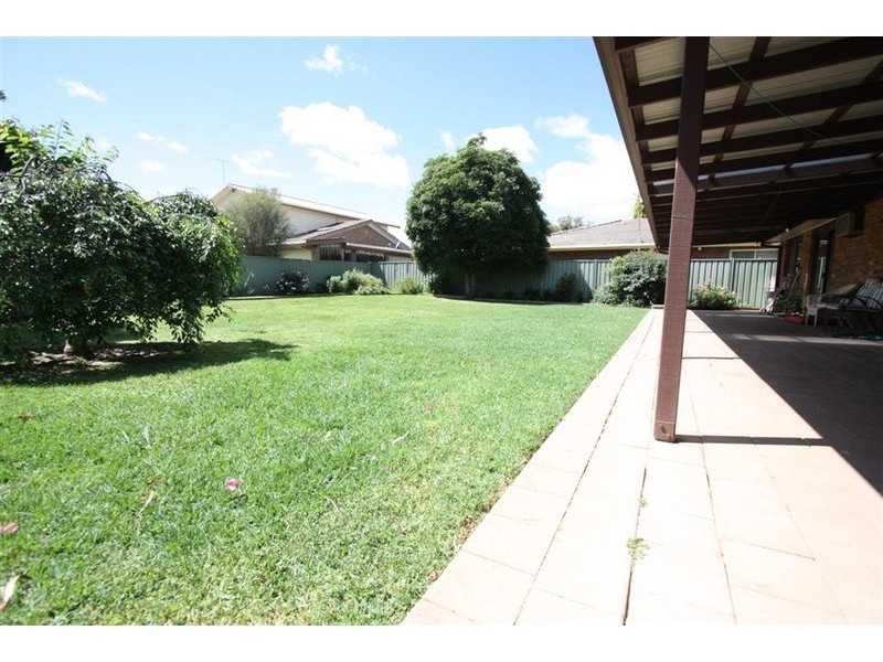 15 Eastlakes Drive, Lake Albert NSW 2650
