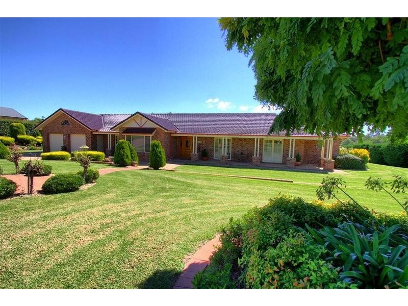 2 Evangelist Avenue, Lake Albert NSW 2650