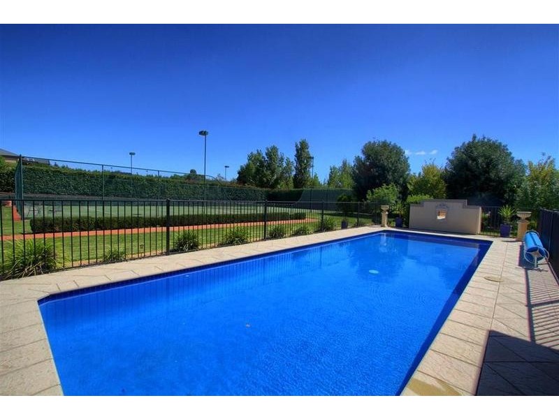 2 Evangelist Avenue, Lake Albert NSW 2650