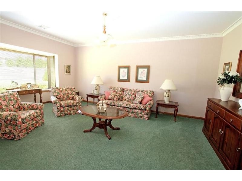 2 Evangelist Avenue, Lake Albert NSW 2650