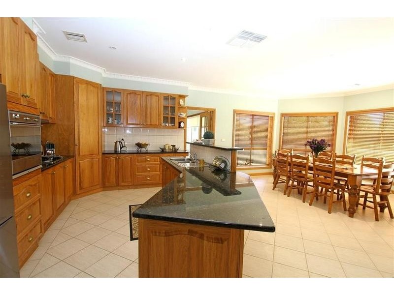 2 Evangelist Avenue, Lake Albert NSW 2650