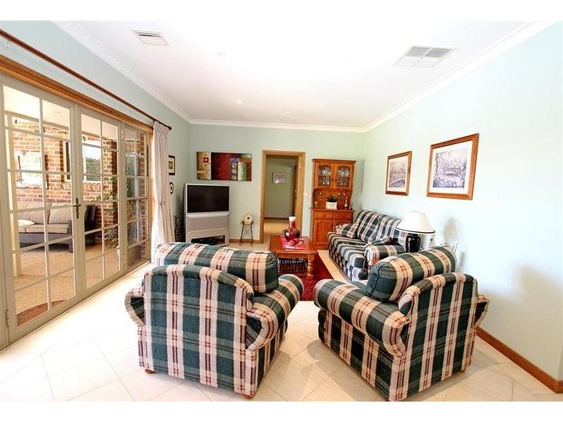 2 Evangelist Avenue, Lake Albert NSW 2650