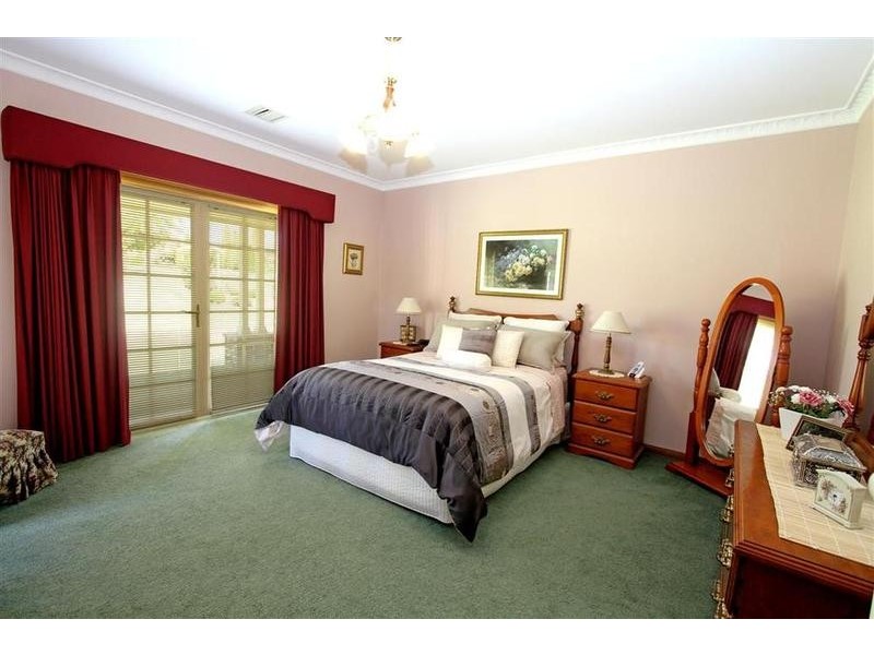 2 Evangelist Avenue, Lake Albert NSW 2650