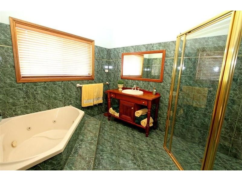 2 Evangelist Avenue, Lake Albert NSW 2650