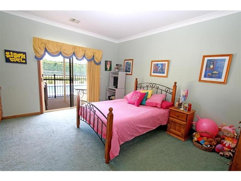 2 Evangelist Avenue, Lake Albert NSW 2650
