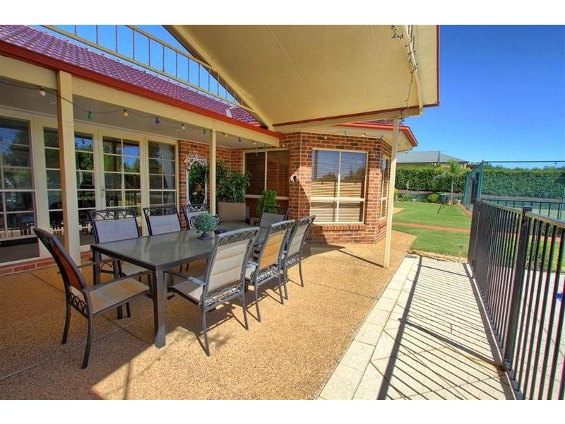 2 Evangelist Avenue, Lake Albert NSW 2650