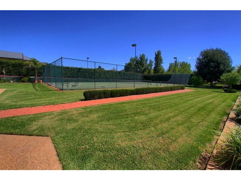 2 Evangelist Avenue, Lake Albert NSW 2650