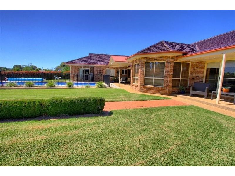 2 Evangelist Avenue, Lake Albert NSW 2650