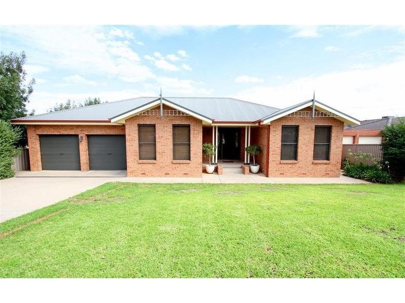 8 Galleon Place, Estella NSW 2650