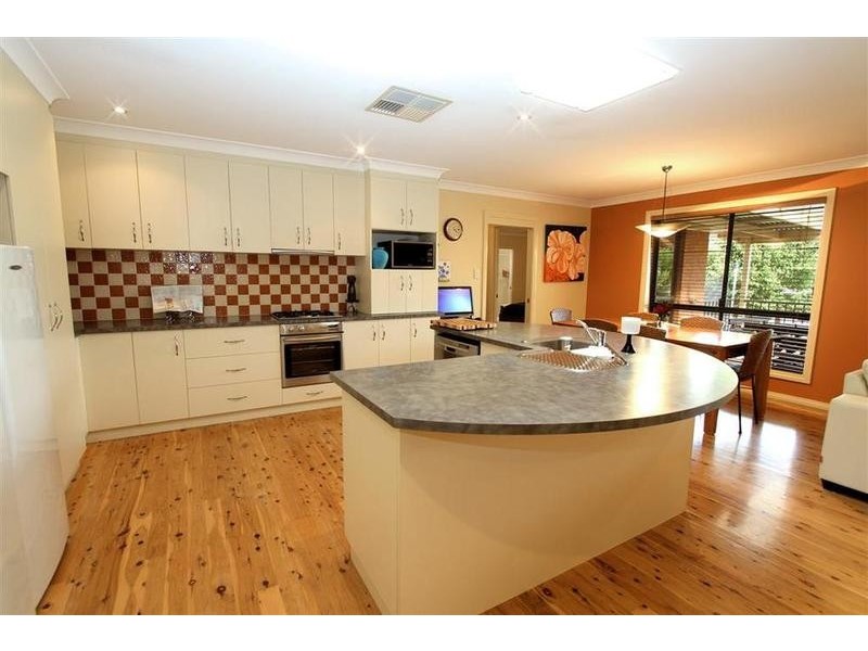 8 Galleon Place, Estella NSW 2650