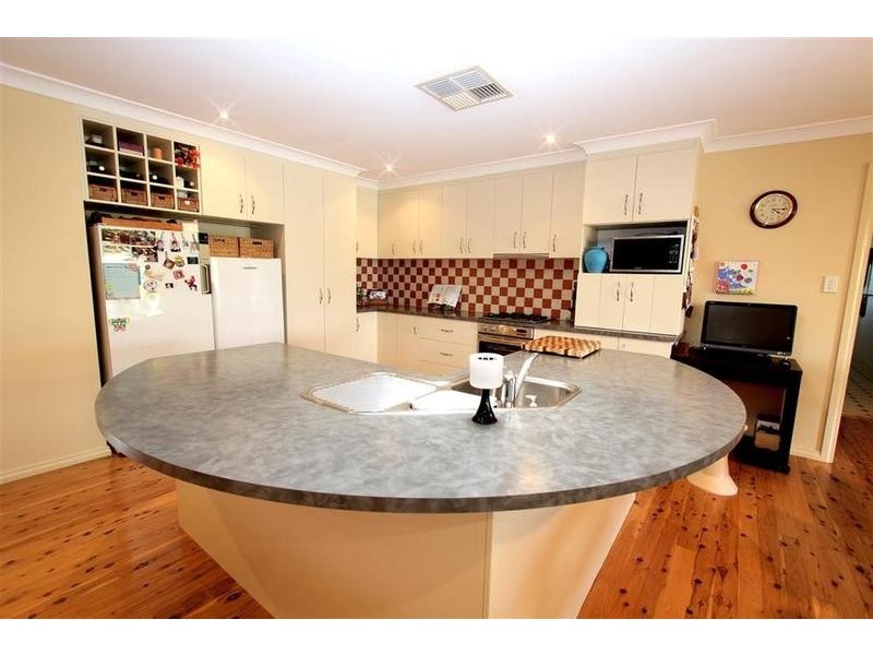 8 Galleon Place, Estella NSW 2650