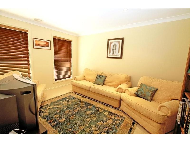 8 Galleon Place, Estella NSW 2650