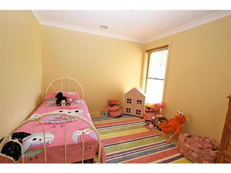 8 Galleon Place, Estella NSW 2650