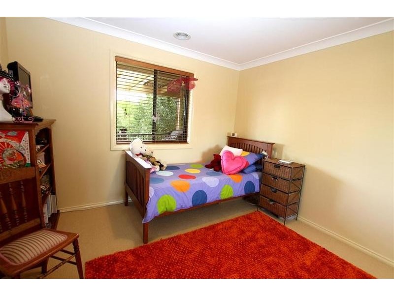 8 Galleon Place, Estella NSW 2650