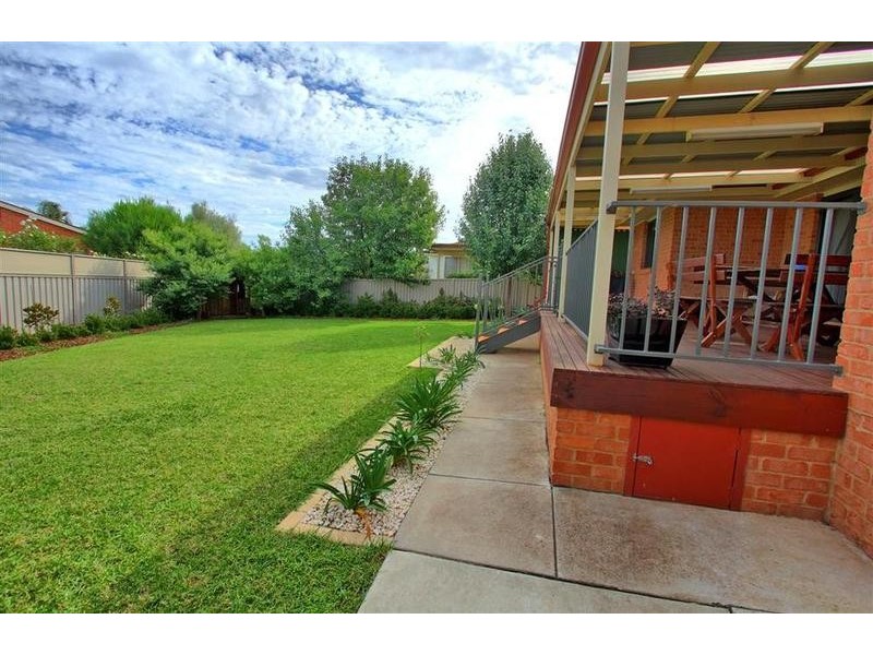 8 Galleon Place, Estella NSW 2650