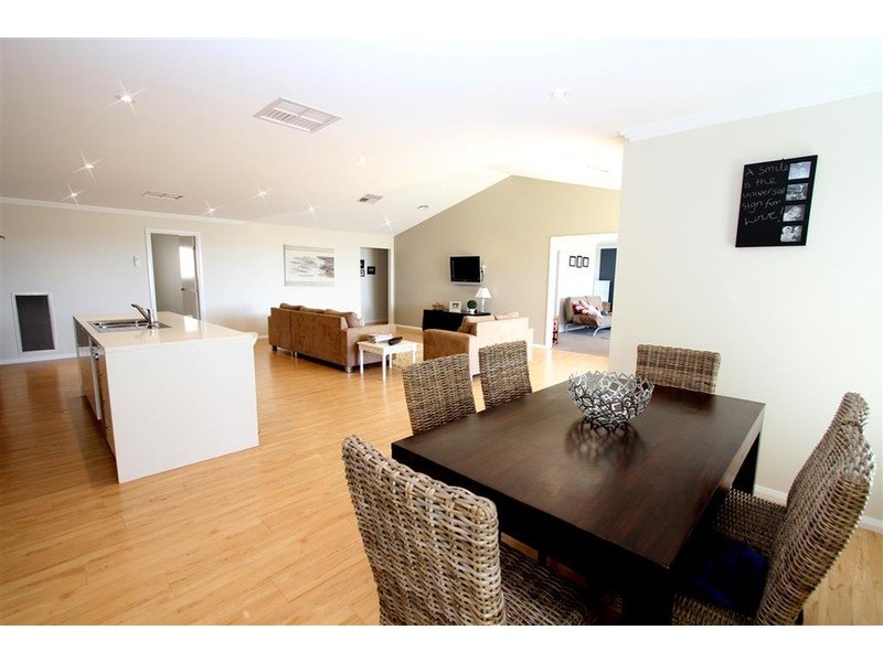 6 Greenway Street, Lloyd NSW 2650