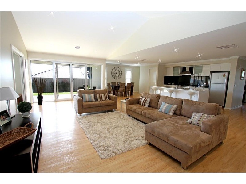 6 Greenway Street, Lloyd NSW 2650
