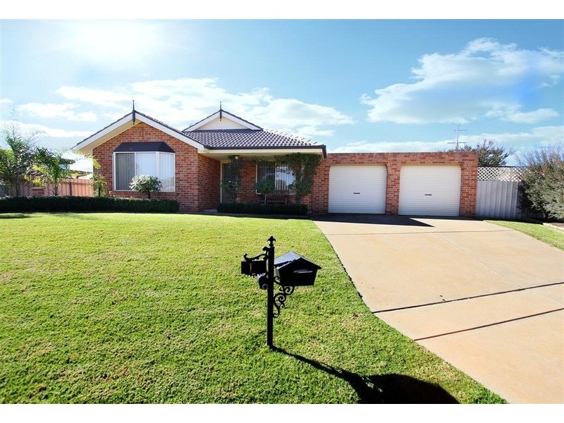 18 Kimba Drive, Glenfield Park NSW 2650