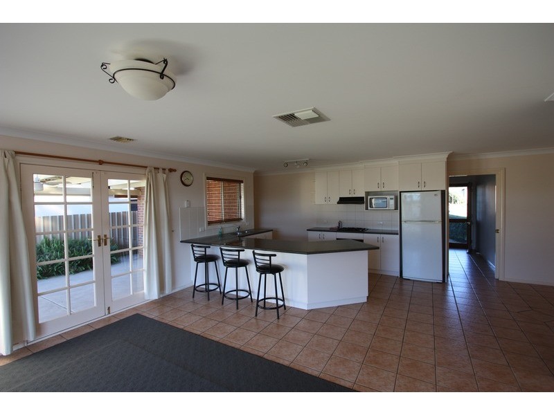 9 Woomera Place, Glenfield Park NSW 2650