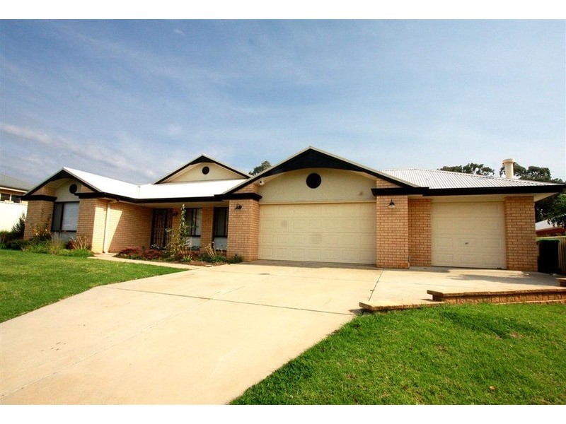 106 Kaloona Drive, Bourkelands NSW 2650