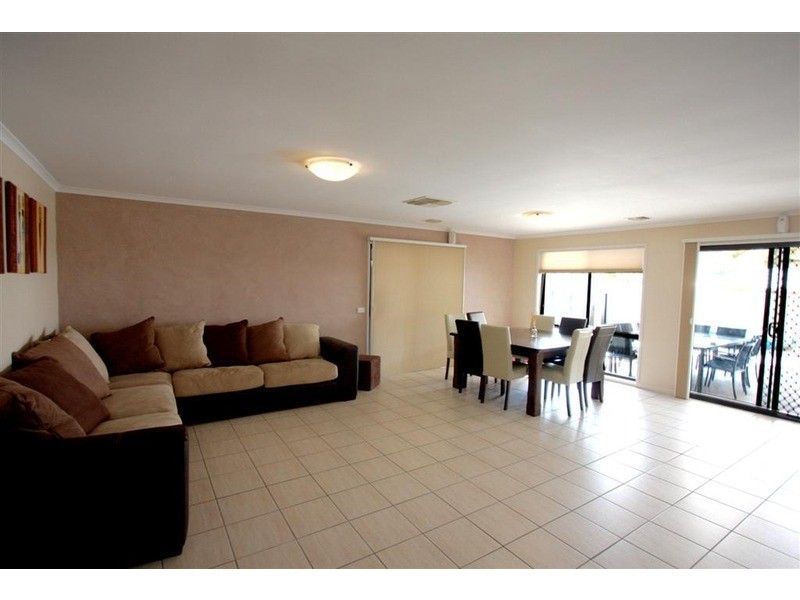 106 Kaloona Drive, Bourkelands NSW 2650