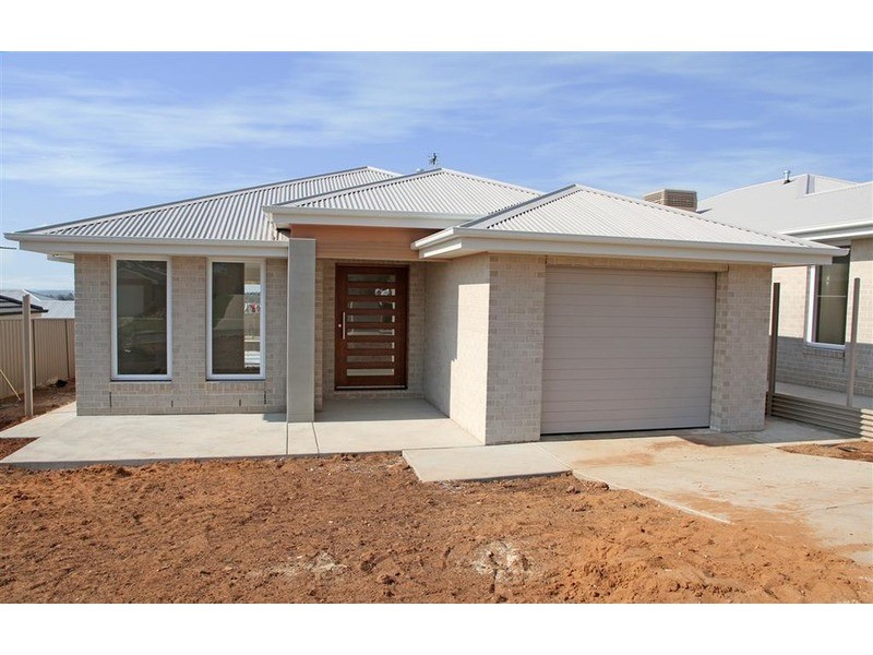 2/70 Kaloona Drive, Bourkelands NSW 2650