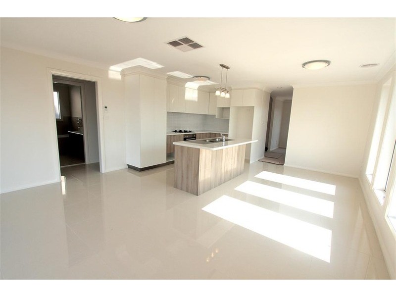 2/70 Kaloona Drive, Bourkelands NSW 2650