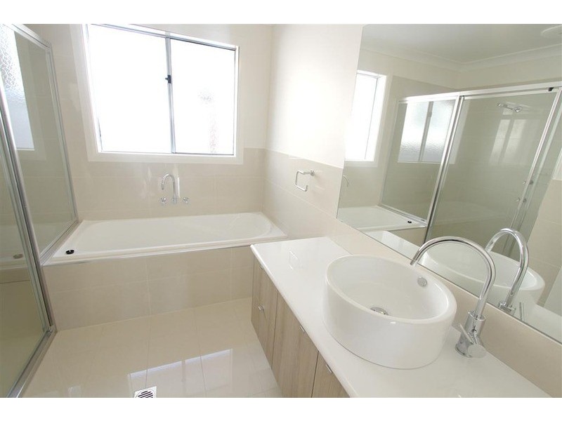 2/70 Kaloona Drive, Bourkelands NSW 2650